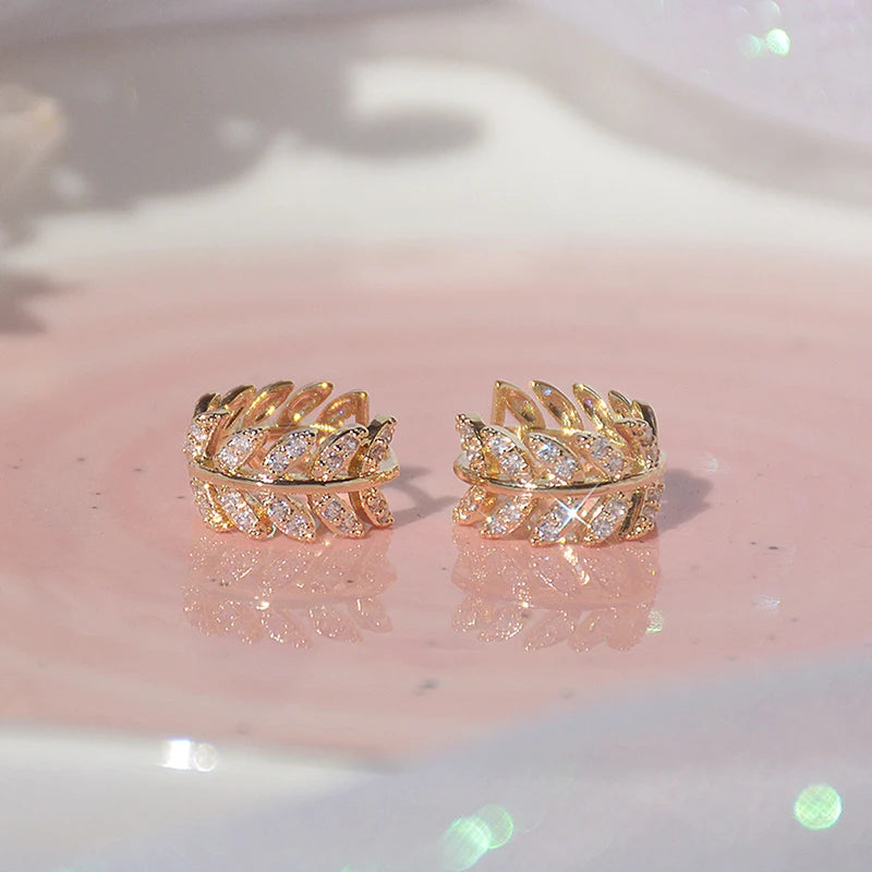 Huitan delicado folha anel de orelha com cz brilhante para mulheres cor prata/ouro moda hoop brincos fantasia menina presente 2021 jóias