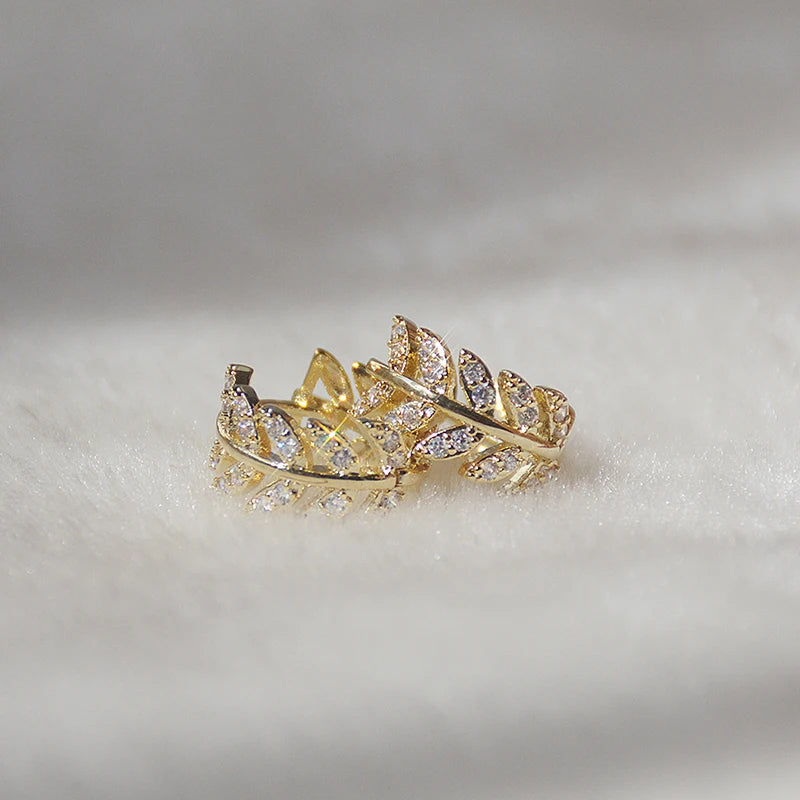 Huitan delicado folha anel de orelha com cz brilhante para mulheres cor prata/ouro moda hoop brincos fantasia menina presente 2021 jóias