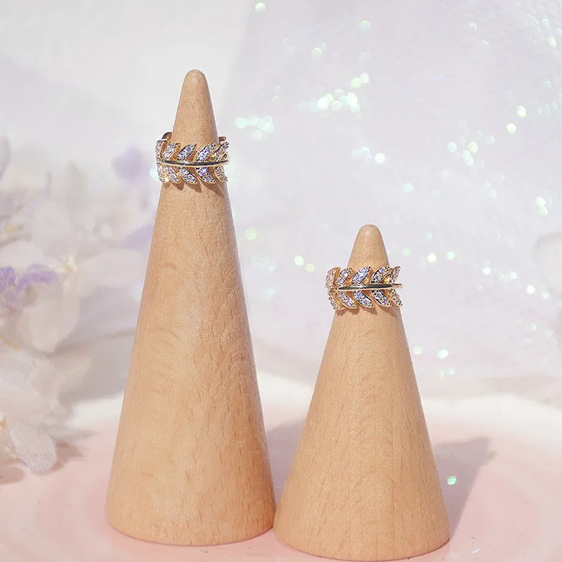 Huitan delicado folha anel de orelha com cz brilhante para mulheres cor prata/ouro moda hoop brincos fantasia menina presente 2021 jóias