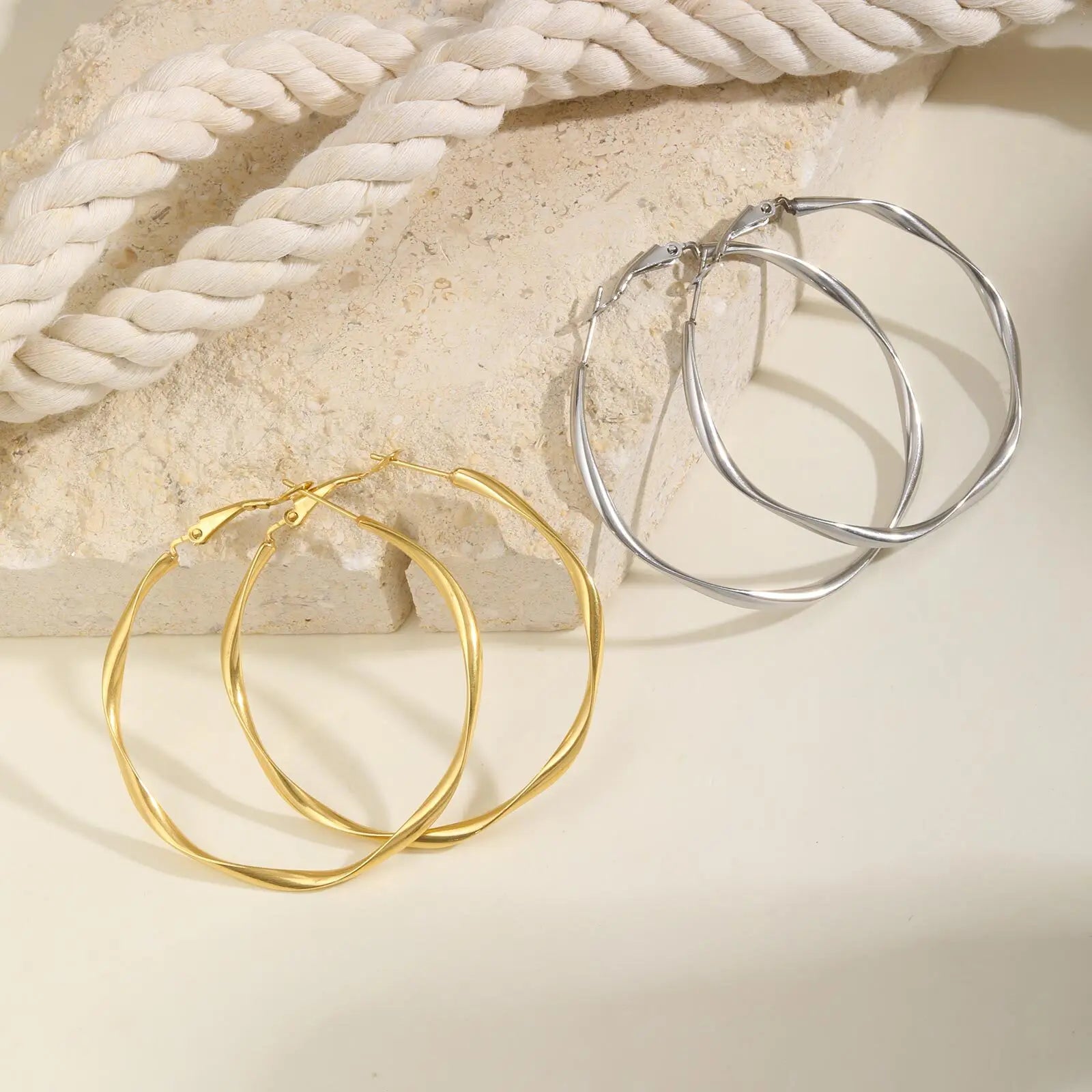 Brincos de argola Twist Circle para mulheres, brinco de argola Mobius Huggies de aço inoxidável, deslustrados e sem níquel