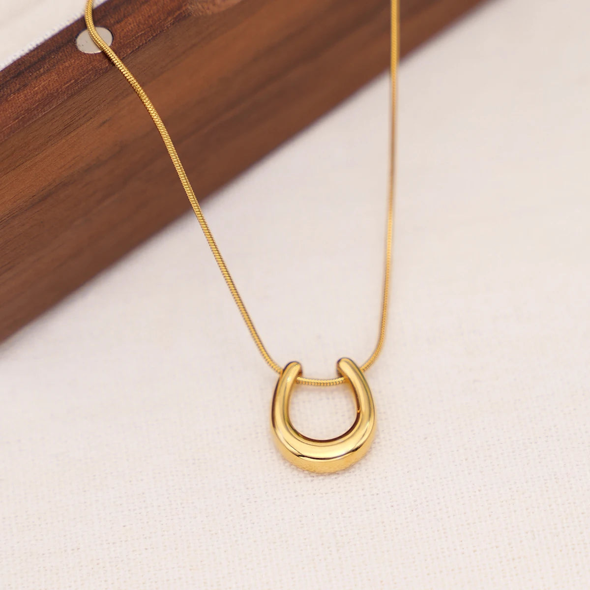 YACHAN Novo Em U-Shaped Colar De Pingente De Aço Inoxidável para As Mulheres 18K Banhado A Ouro Cadeias De Cobra Impermeável Trendy Jewelry