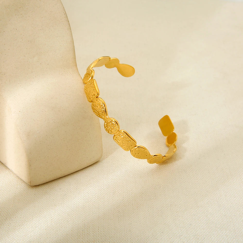 Elegante banhado a ouro de aço inoxidável geométrico martelado Eefeito aberto pulseira exclusiva feminina joias à prova d'água