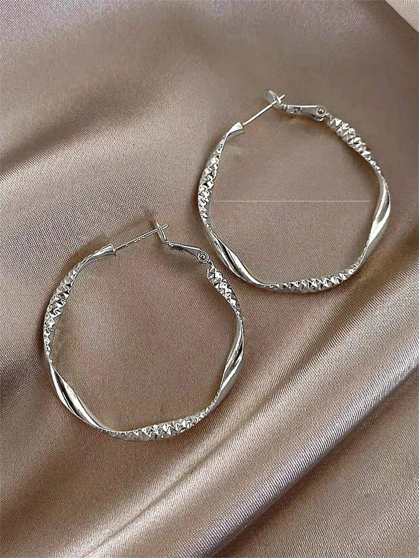 Brincos de design de textura sedosa requintada, joias de formato elegante, presentes de festa de feriado para mulheres