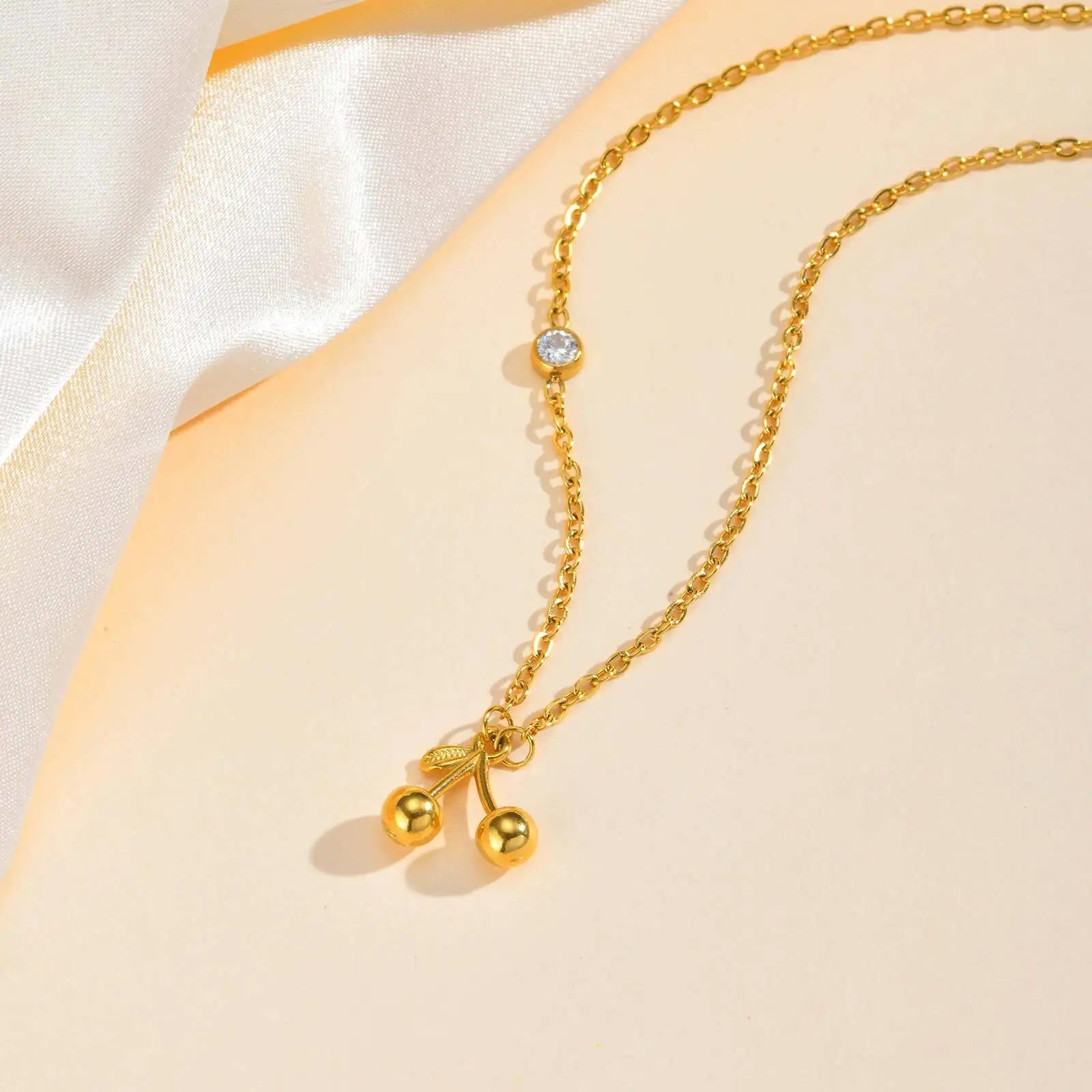 Colar com pingente de cereja de zircônia lateral, gargantilha de corrente fina de aço inoxidável, joias femininas banhadas a ouro