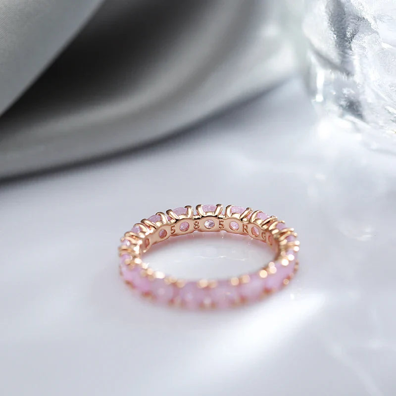 Anel Feminino Dourado Cravejado com Cristais de Zircônia