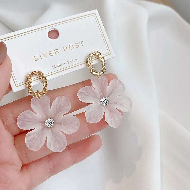 Brinco Feminino Flor Branca Transparente 18K