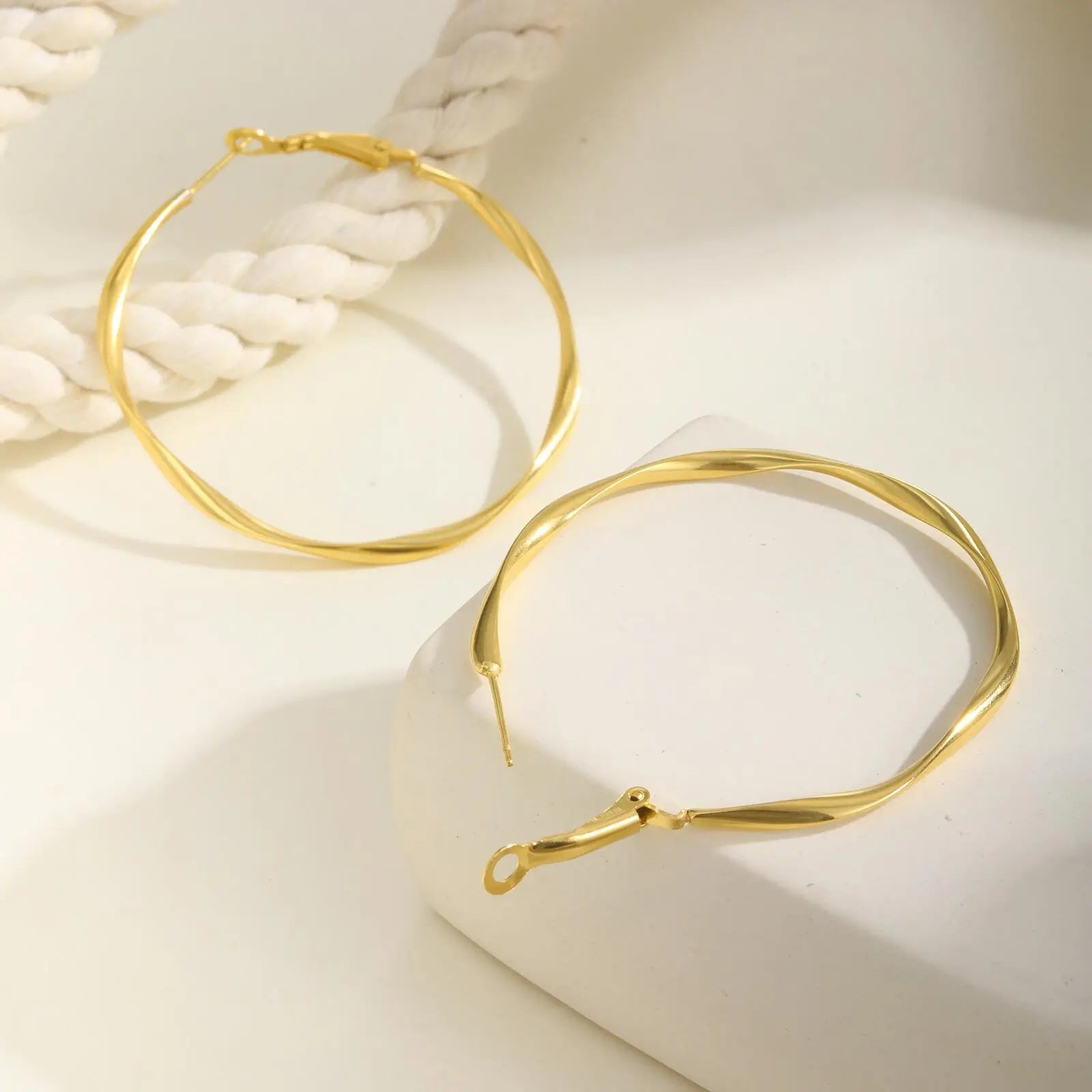 Brincos de argola Twist Circle para mulheres, brinco de argola Mobius Huggies de aço inoxidável, deslustrados e sem níquel