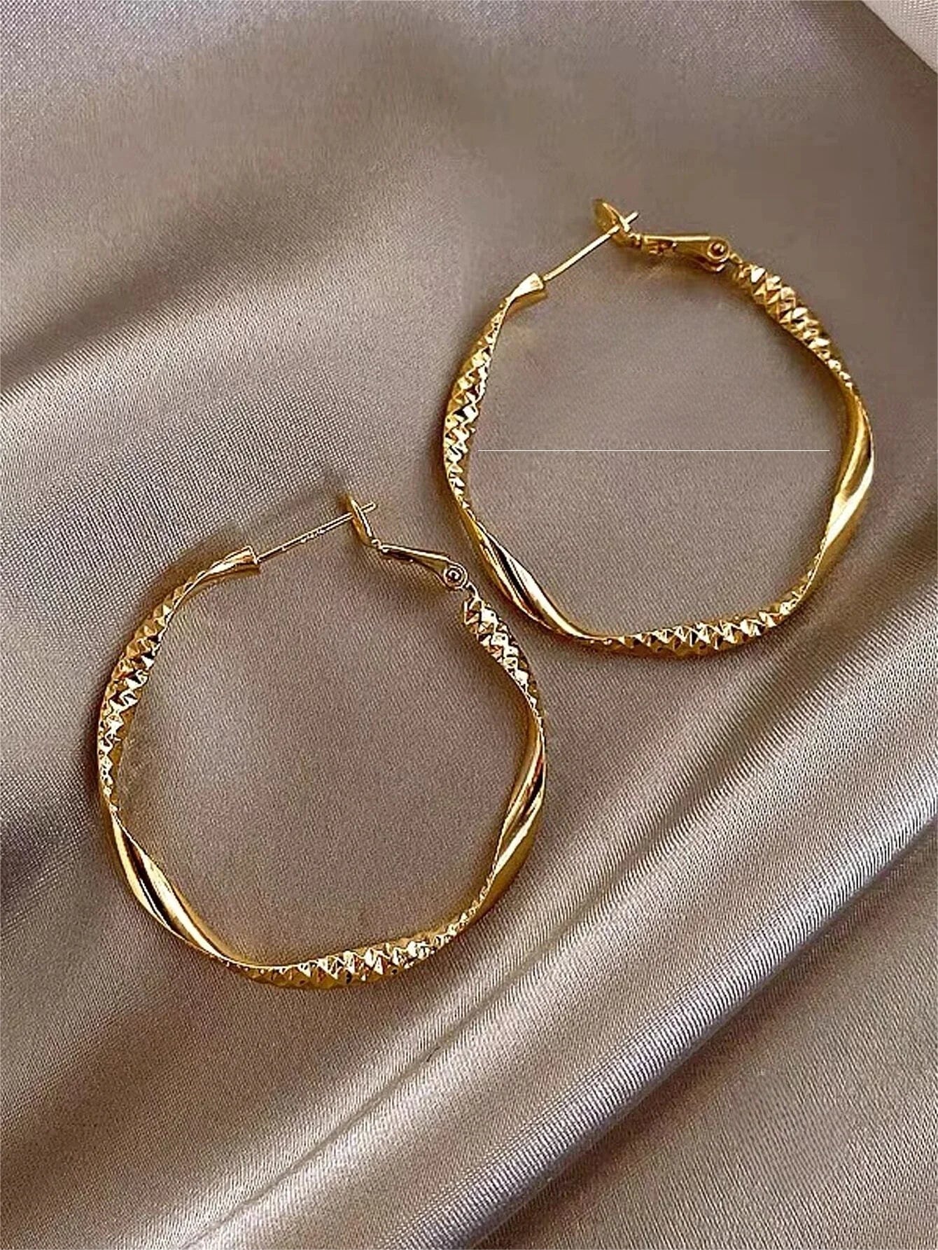 Brincos de design de textura sedosa requintada, joias de formato elegante, presentes de festa de feriado para mulheres