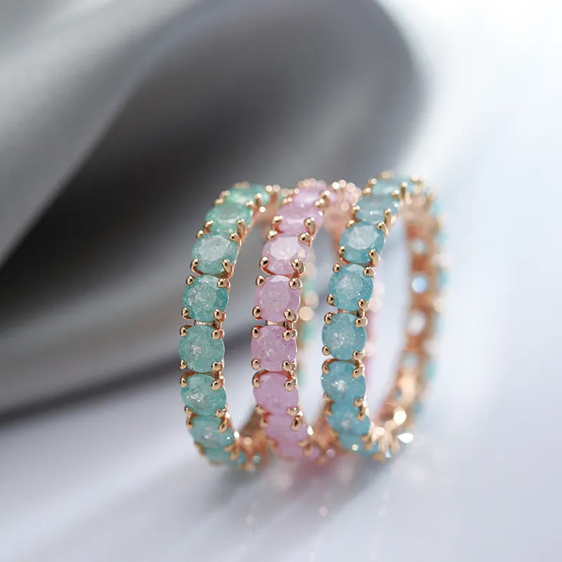 Anel Feminino Dourado Cravejado com Cristais de Zircônia