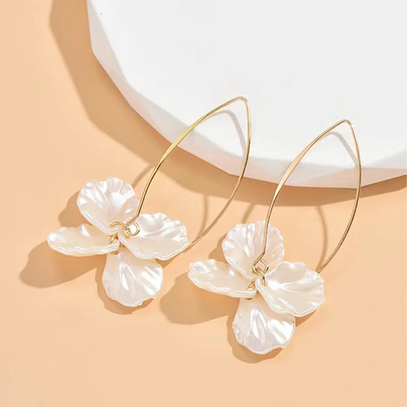 Brinco de Perola Longo Pétalas Peroladas