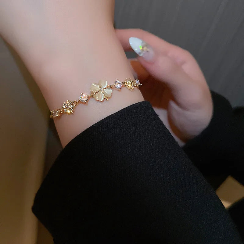 Pulseira de Ouro Feminina Flor Delicada