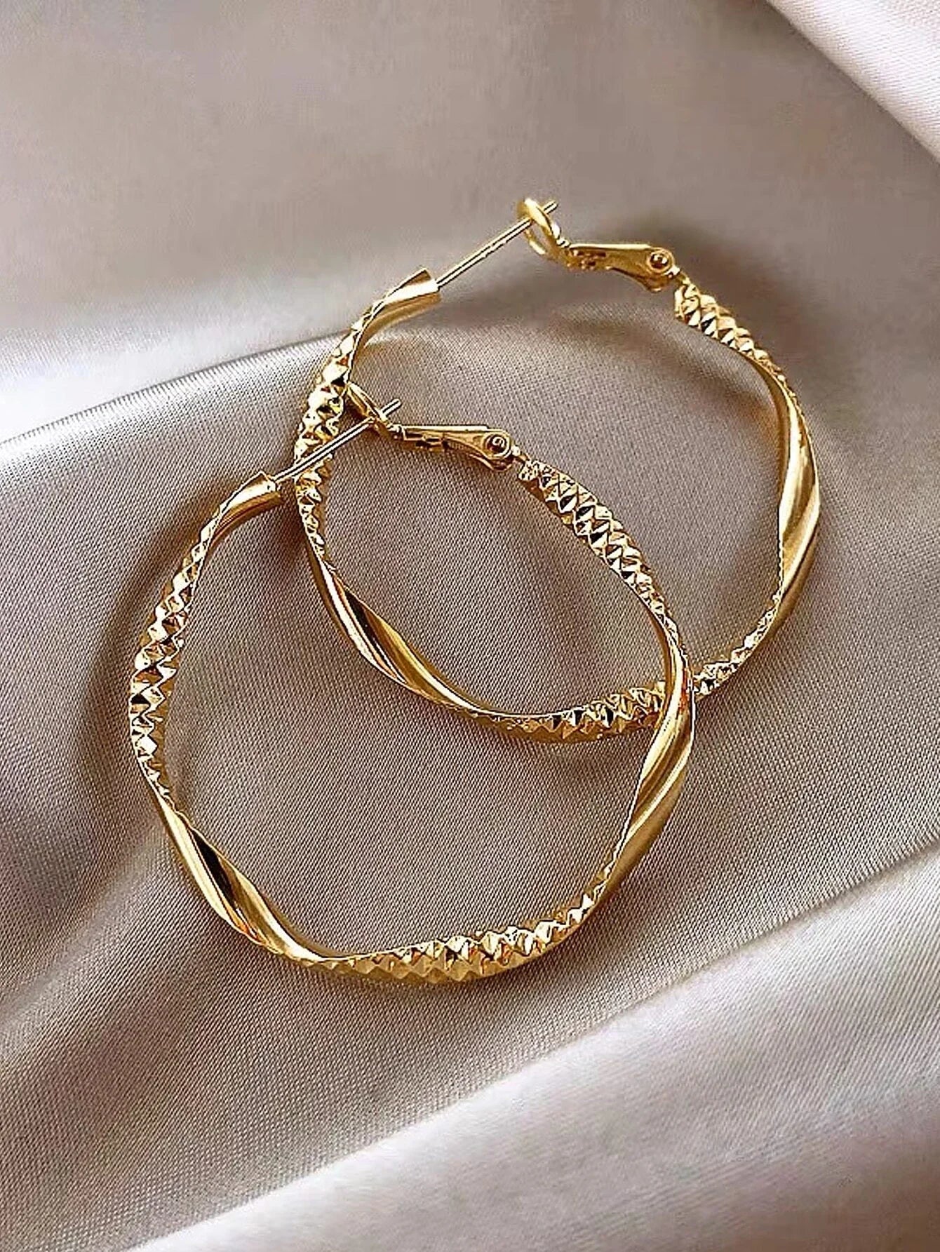 Brincos de design de textura sedosa requintada, joias de formato elegante, presentes de festa de feriado para mulheres