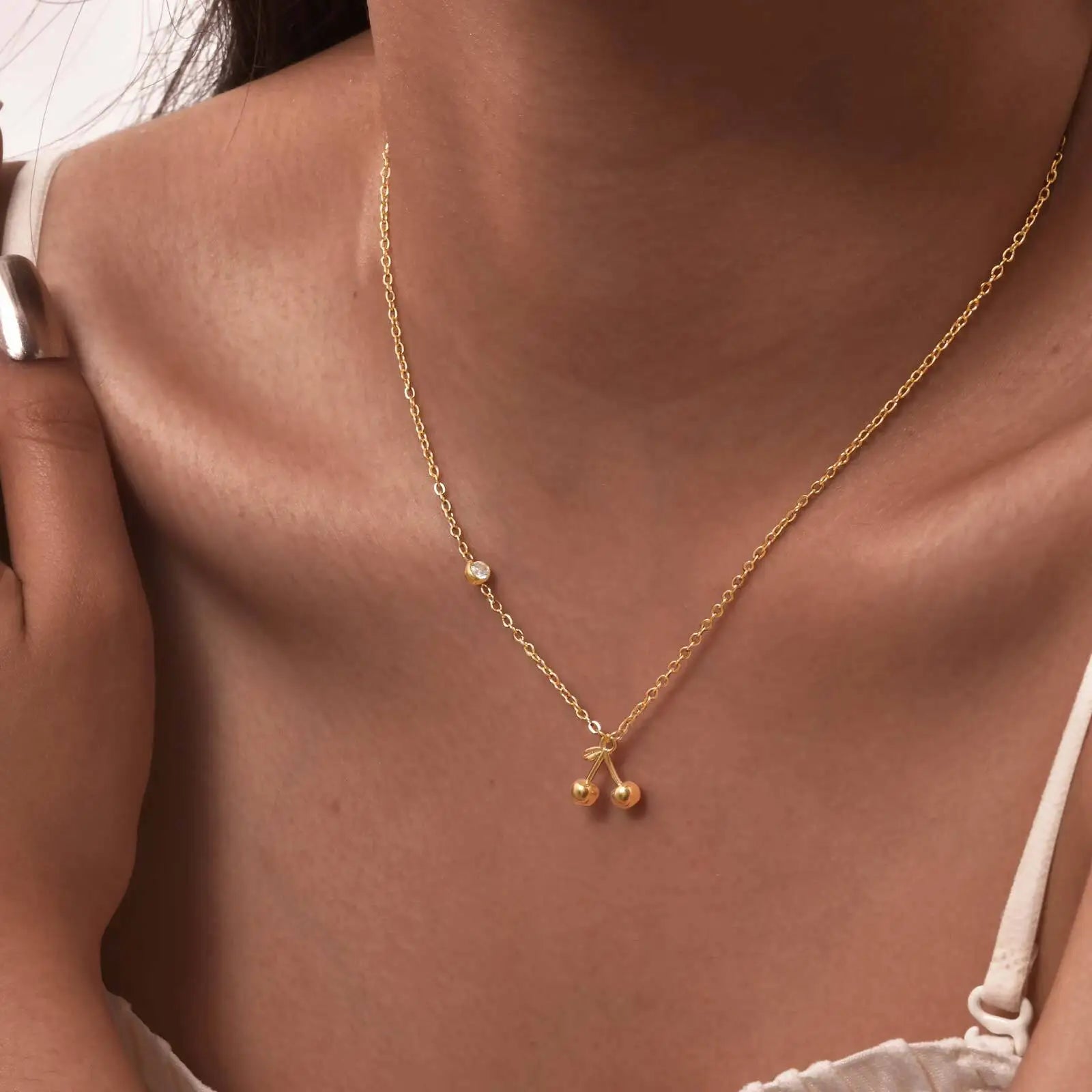 Colar com pingente de cereja de zircônia lateral, gargantilha de corrente fina de aço inoxidável, joias femininas banhadas a ouro