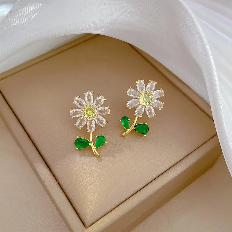 Conjuntinho Brincos e Colar Flor Branca 18K