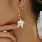 Brinco de Perola Longo Pétalas Peroladas