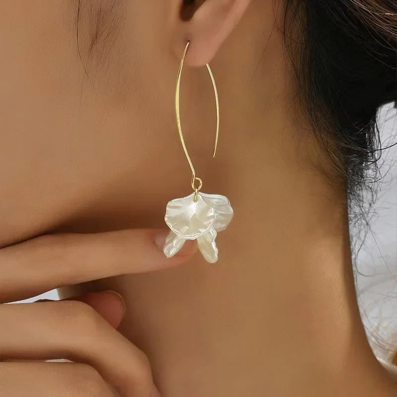 Brinco de Perola Longo Pétalas Peroladas