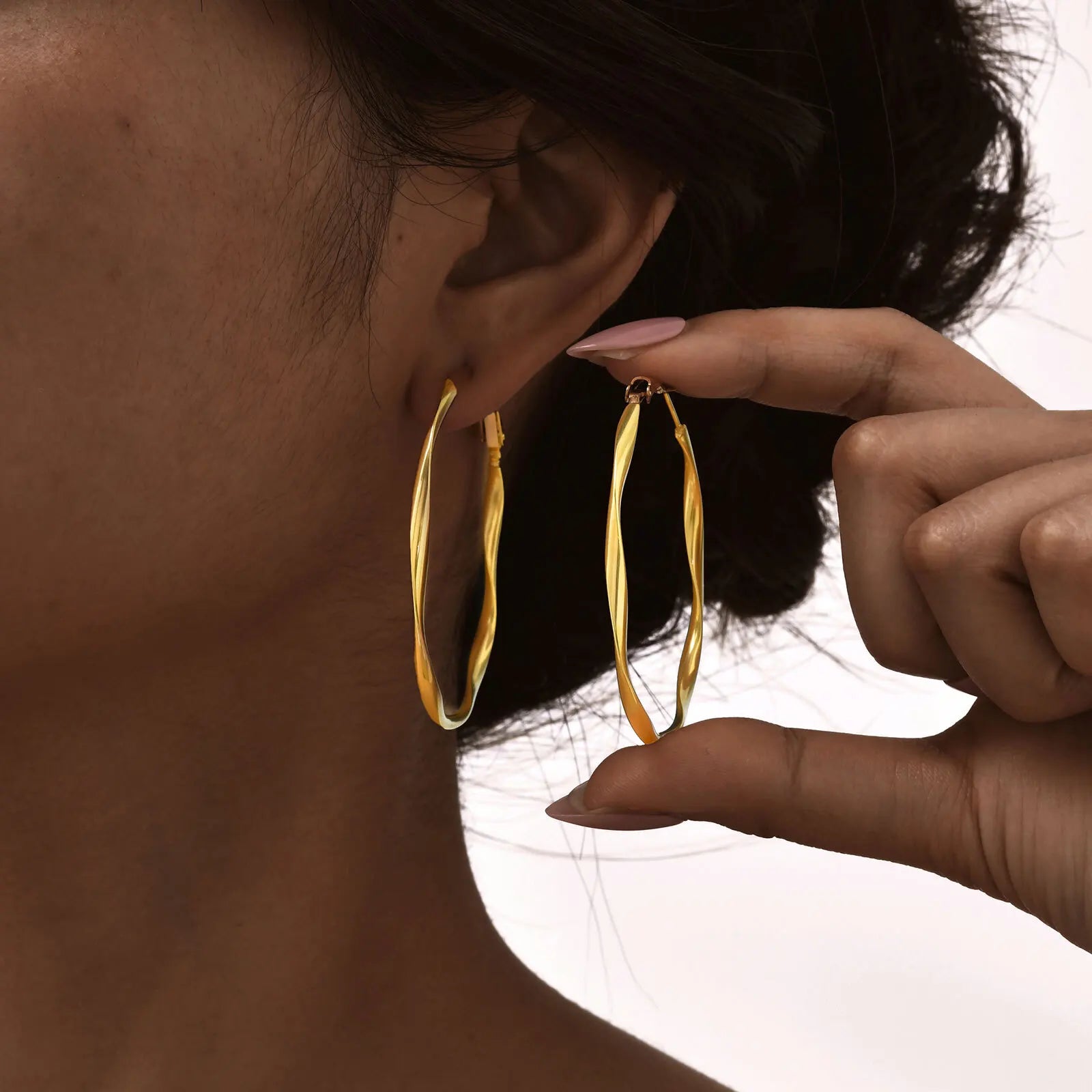 Brincos de argola Twist Circle para mulheres, brinco de argola Mobius Huggies de aço inoxidável, deslustrados e sem níquel