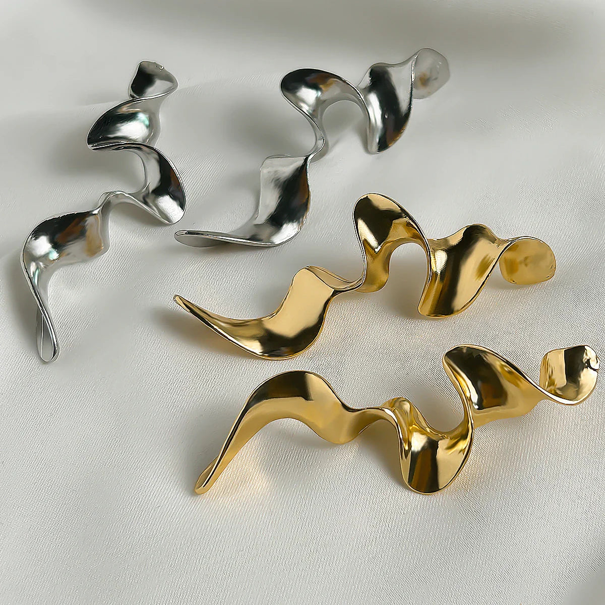 Brinco Feminino Curvas Vintage