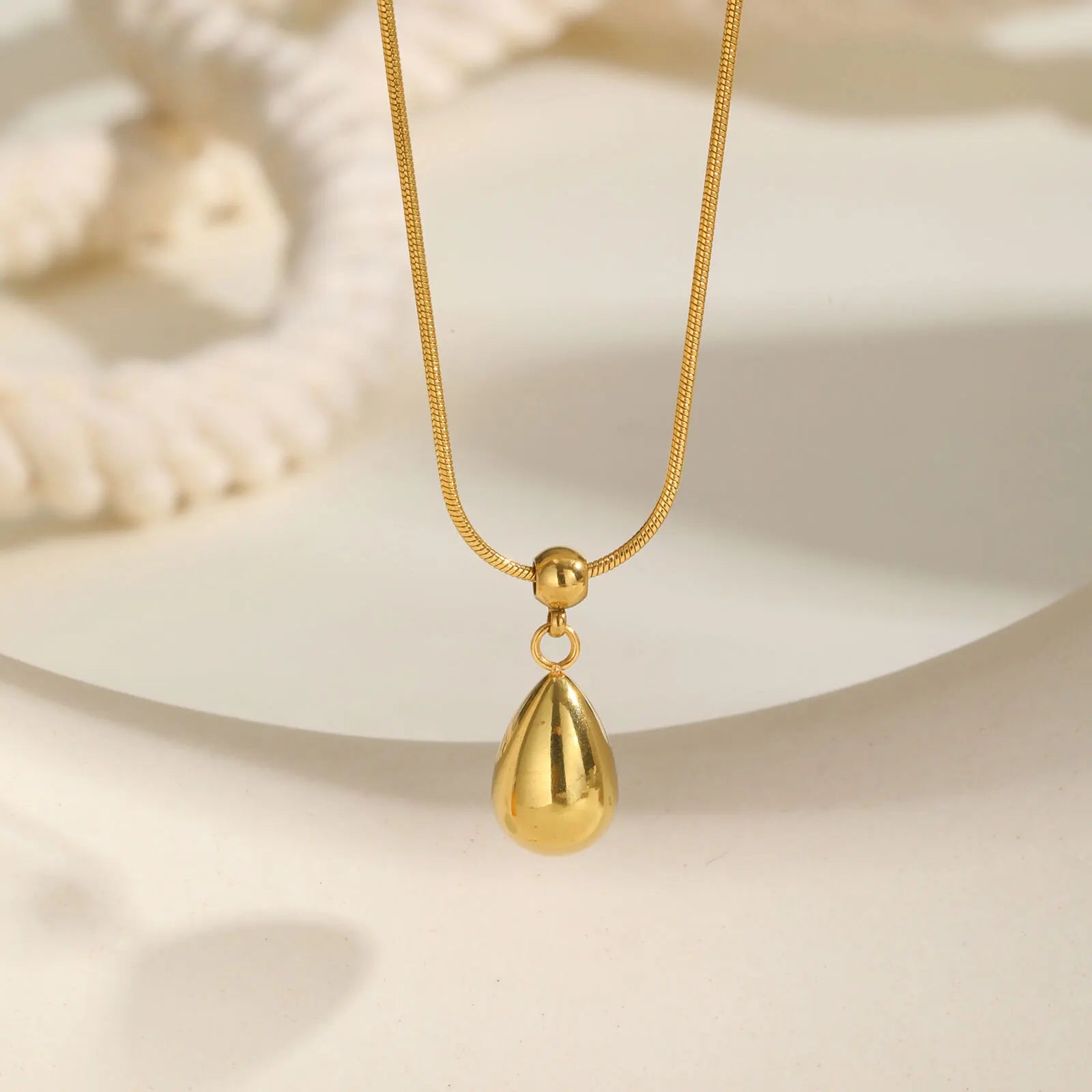 Colar com pingente de gota de água deslizante para mulheres, colares com pingente de lágrima à prova d'água, joias de aço inoxidável banhado a ouro
