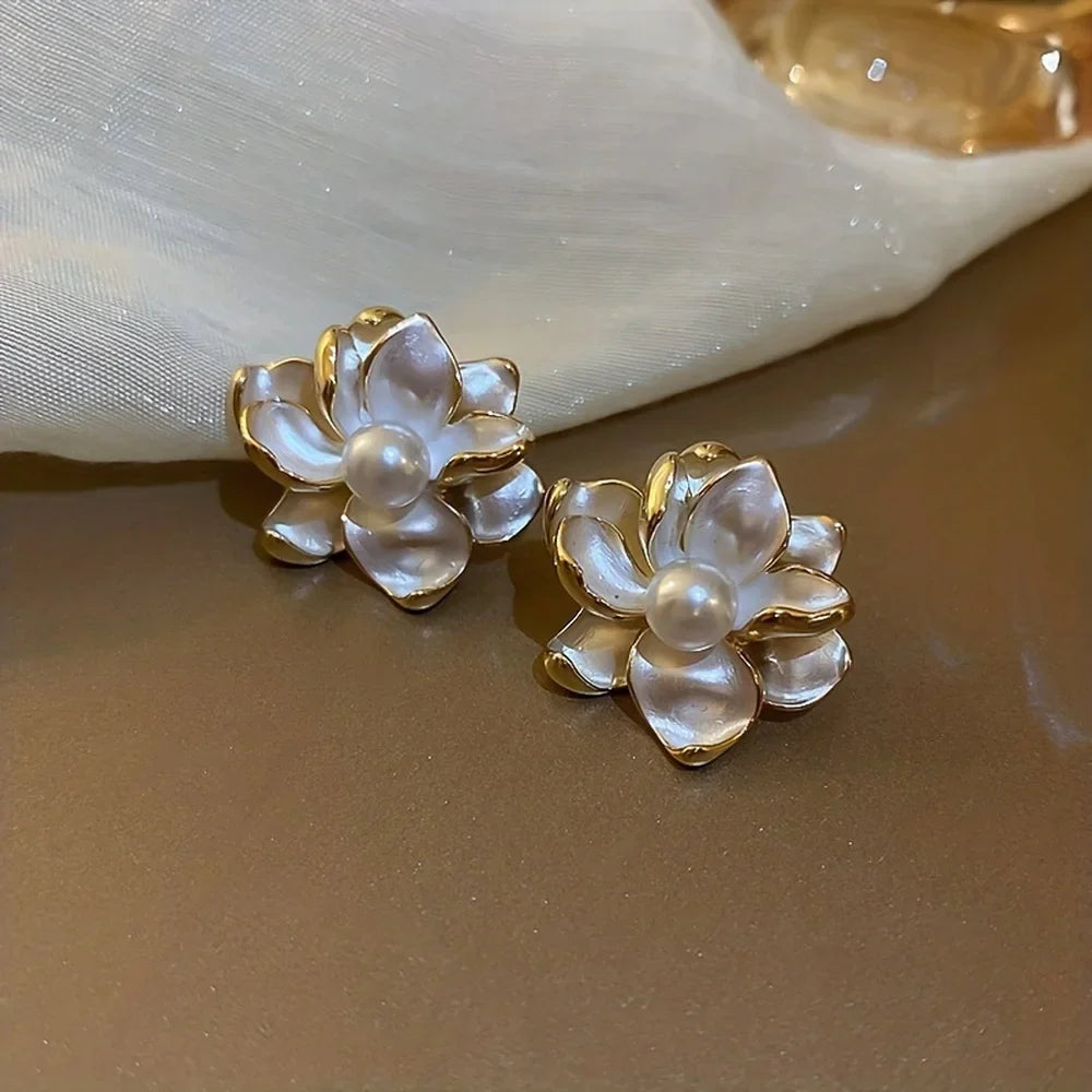 Brinco Feminino Flor Branca Pérola Ibiza