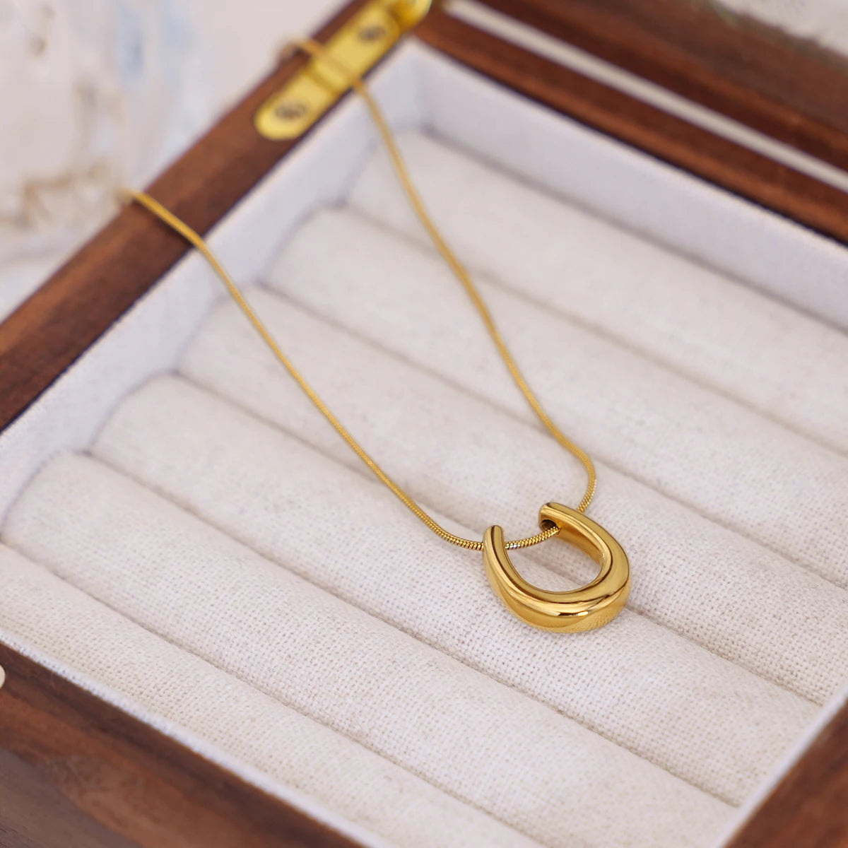 YACHAN Novo Em U-Shaped Colar De Pingente De Aço Inoxidável para As Mulheres 18K Banhado A Ouro Cadeias De Cobra Impermeável Trendy Jewelry