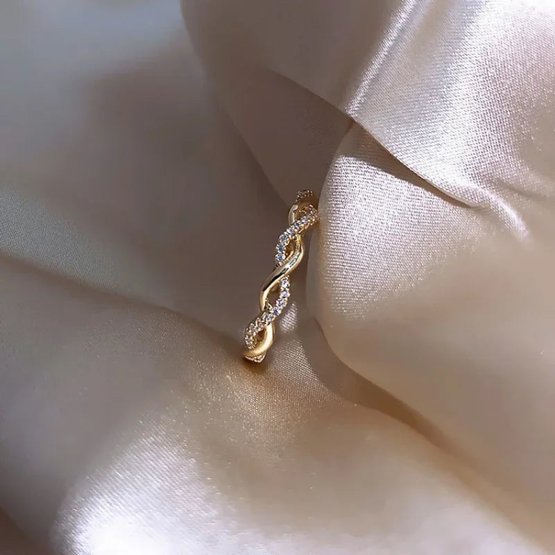 Anel Feminino Luxury Ouro cravejado com Zircônia