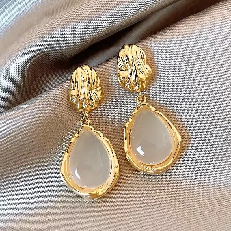 Brinco Gota Irregular Delicada 18K