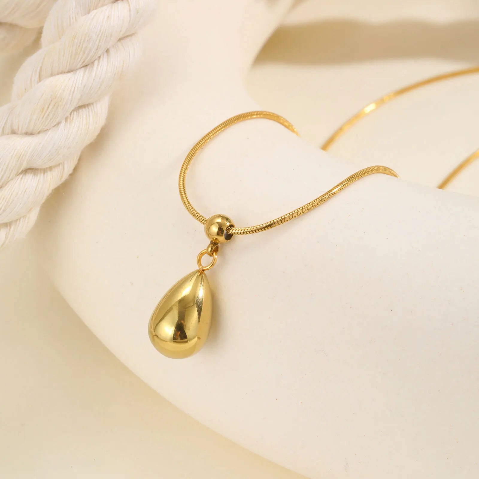 Colar com pingente de gota de água deslizante para mulheres, colares com pingente de lágrima à prova d'água, joias de aço inoxidável banhado a ouro