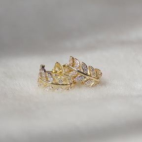 Huitan delicado folha anel de orelha com cz brilhante para mulheres cor prata/ouro moda hoop brincos fantasia menina presente 2021 jóias
