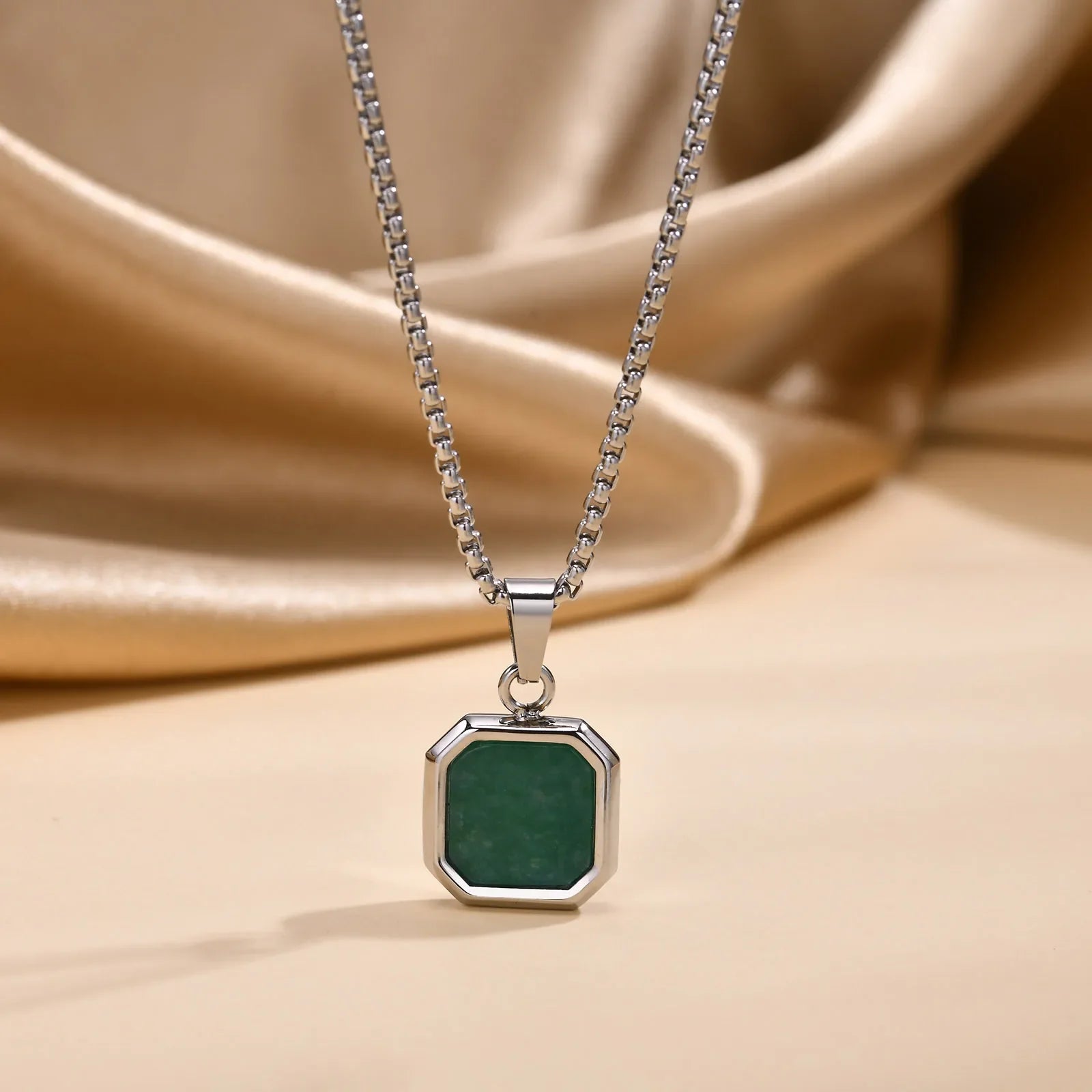 Colar Quadrangular de Esmeralda