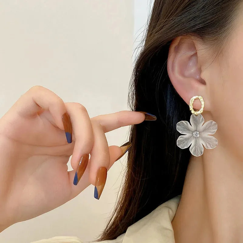 Brinco Feminino Flor Branca Transparente 18K