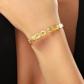 Elegante banhado a ouro de aço inoxidável geométrico martelado Eefeito aberto pulseira exclusiva feminina joias à prova d'água