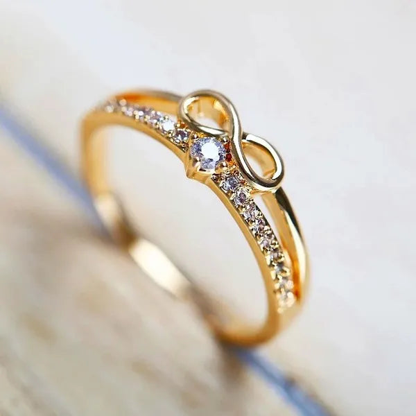 Anel Feminino Infinito Cravejado com Zircônia
