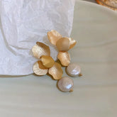 Brinco de Perola Pétalas com Pérola Delicada
