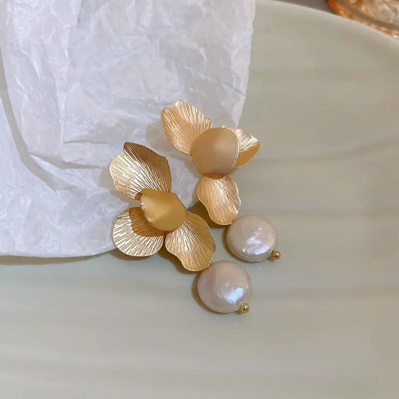 Brinco de Perola Pétalas com Pérola Delicada
