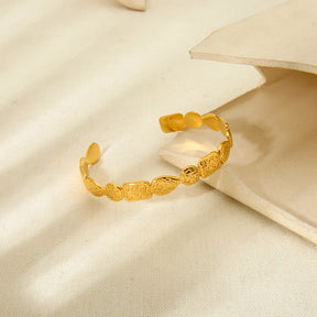 Elegante banhado a ouro de aço inoxidável geométrico martelado Eefeito aberto pulseira exclusiva feminina joias à prova d'água
