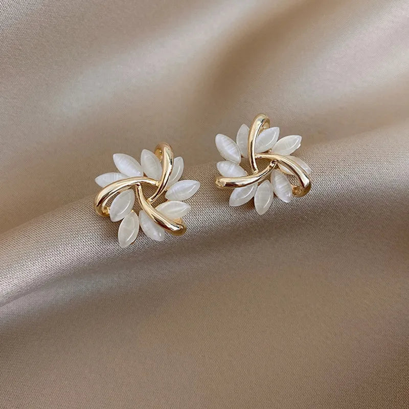 Brinco Feminino Flor Branca Perolada
