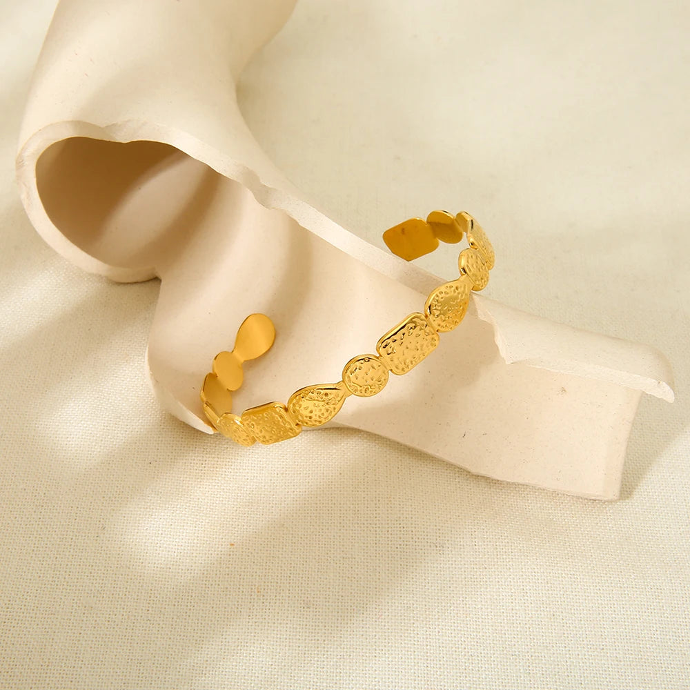 Elegante banhado a ouro de aço inoxidável geométrico martelado Eefeito aberto pulseira exclusiva feminina joias à prova d'água