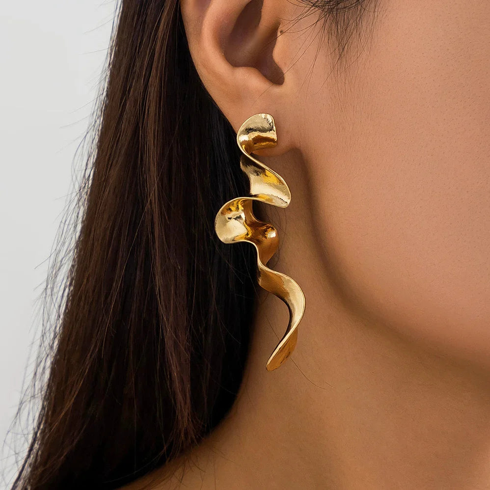 Brinco Feminino Curvas Vintage