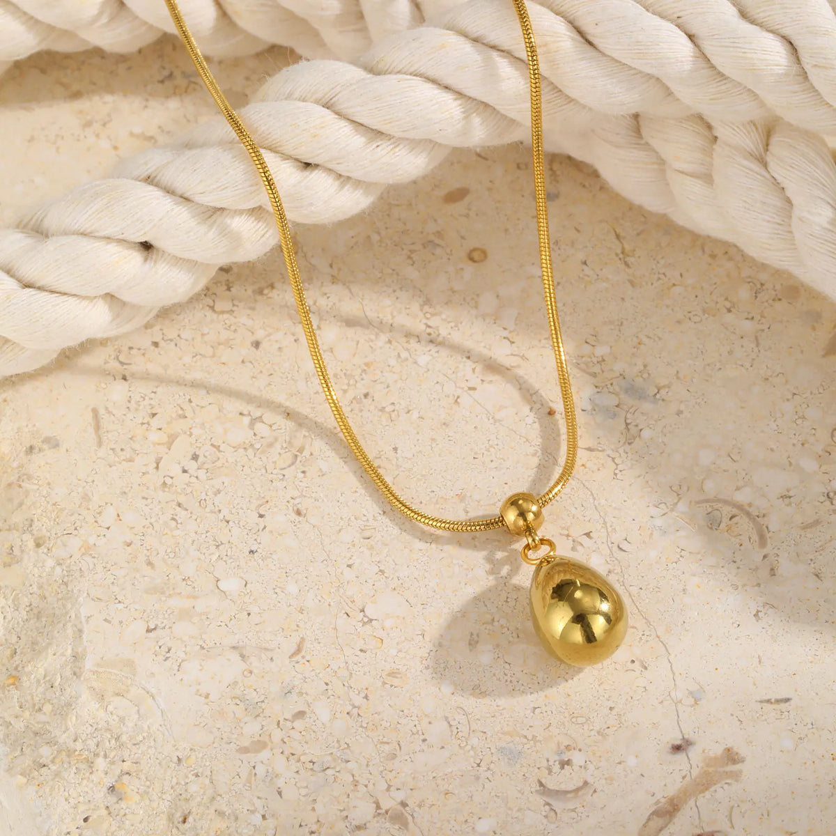 Colar com pingente de gota de água deslizante para mulheres, colares com pingente de lágrima à prova d'água, joias de aço inoxidável banhado a ouro
