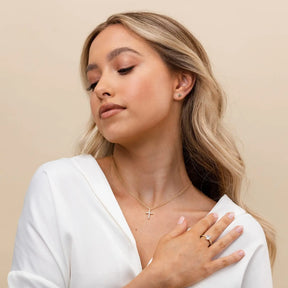 Shevalues Colar de cruz de zircônia cúbica banhado a ouro 14K para mulheres |   Colares com pingente de fé cruzada, joias populares para meninas e mulheres