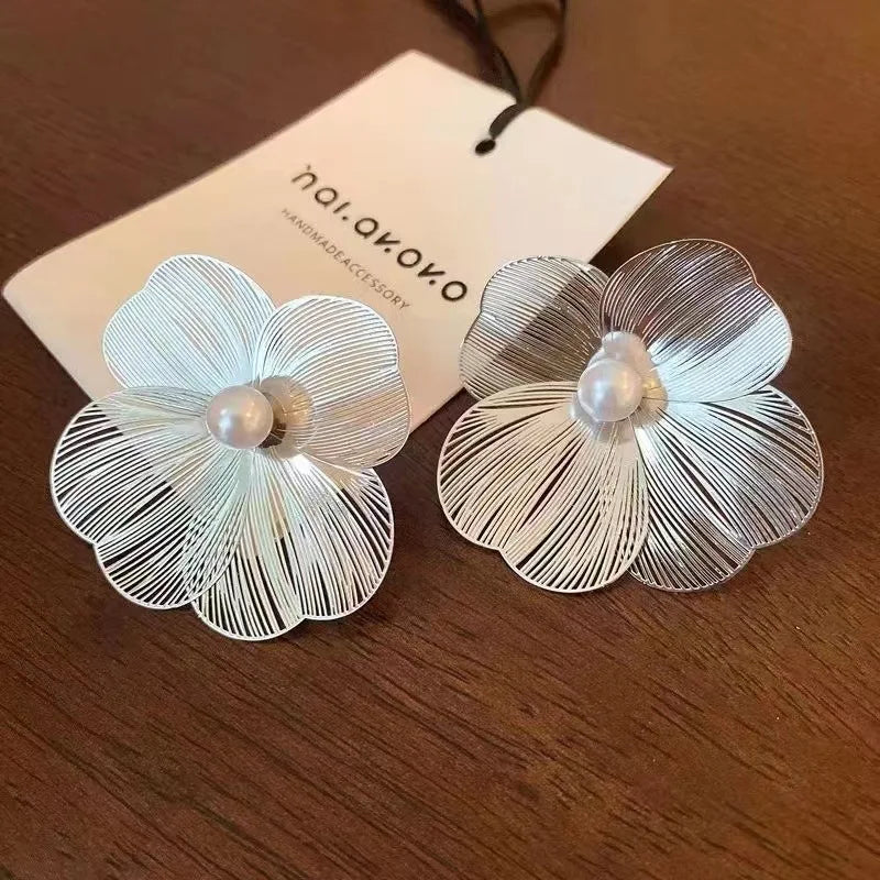 Brinco Feminino Flor com Pérola Vintage