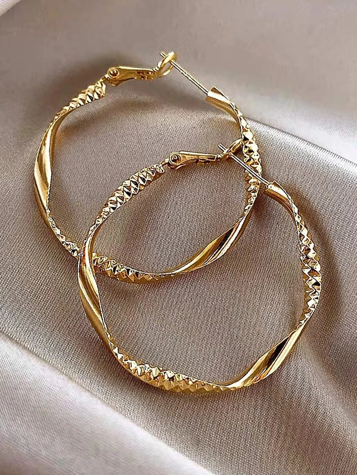 Brincos de design de textura sedosa requintada, joias de formato elegante, presentes de festa de feriado para mulheres