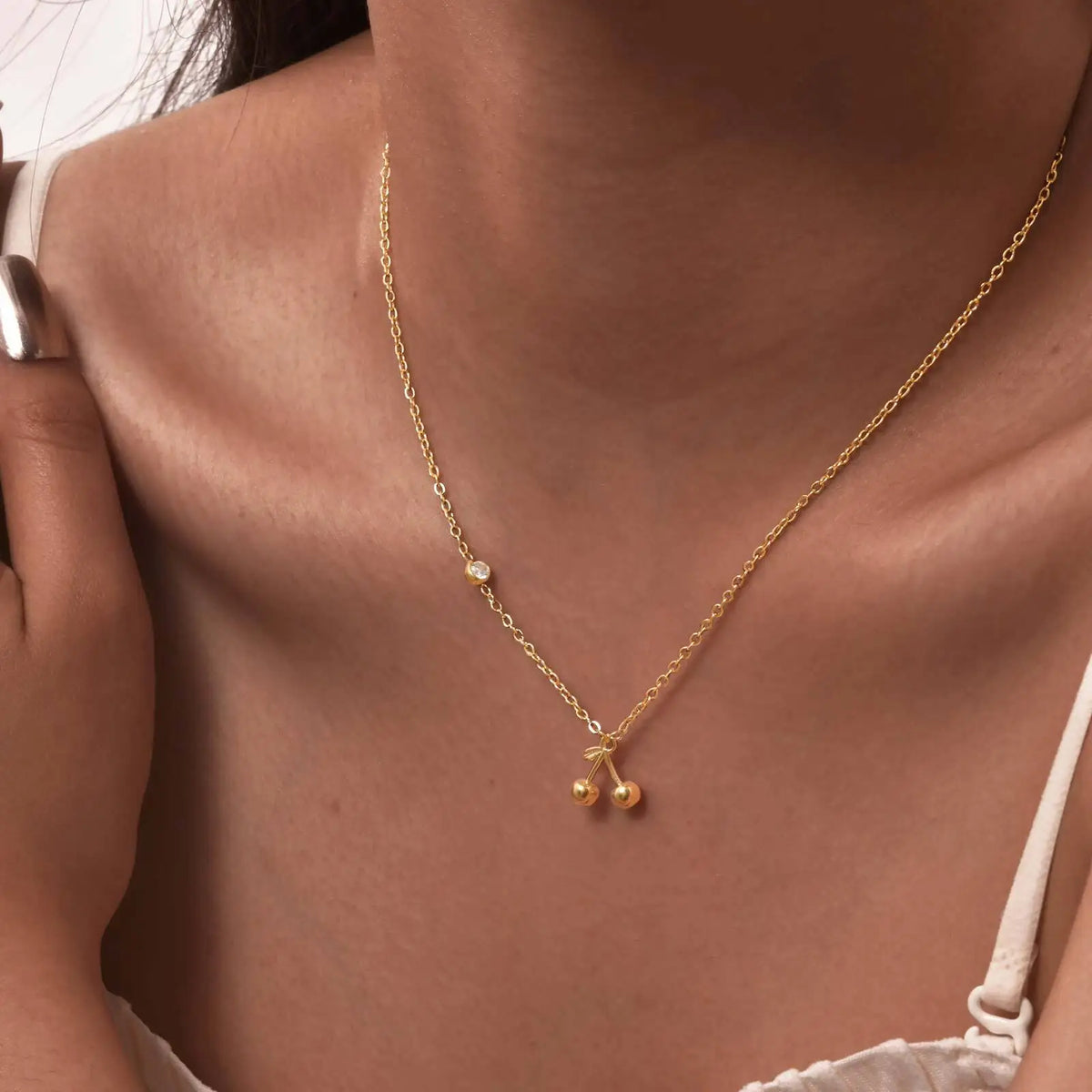 Colar com pingente de cereja de zircônia lateral, gargantilha de corrente fina de aço inoxidável, joias femininas banhadas a ouro