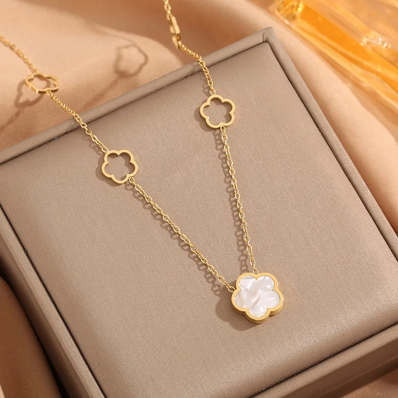Colar luxuoso cor dourada para mulheres, aço inoxidável, concha branca, pingente de flores, gargantilha coreana, acessórios da moda, novo, 2023