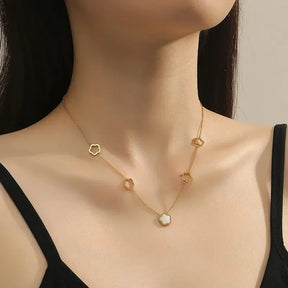 Colar luxuoso cor dourada para mulheres, aço inoxidável, concha branca, pingente de flores, gargantilha coreana, acessórios da moda, novo, 2023