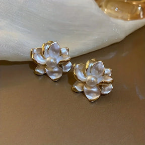 Brinco Feminino Flor Branca Pérola Ibiza