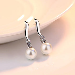 Brinco Feminino Cravejado de Zircônia com Pérola