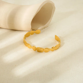 Elegante banhado a ouro de aço inoxidável geométrico martelado Eefeito aberto pulseira exclusiva feminina joias à prova d'água