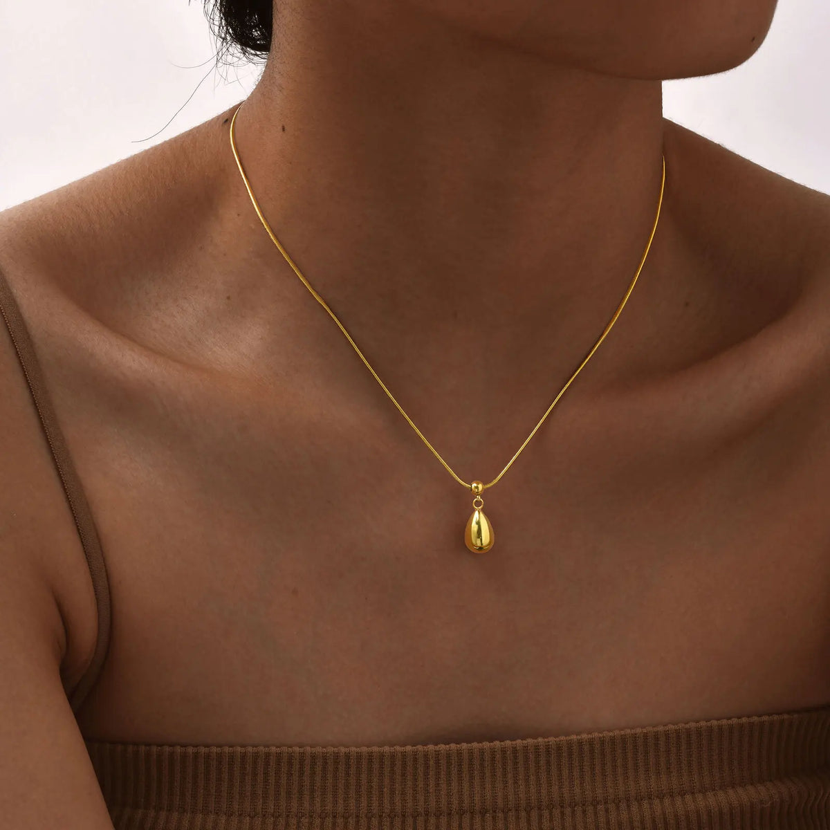 Colar com pingente de gota de água deslizante para mulheres, colares com pingente de lágrima à prova d'água, joias de aço inoxidável banhado a ouro